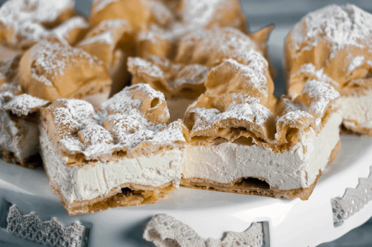 Ciasto karpatka pokrojone na kawałki